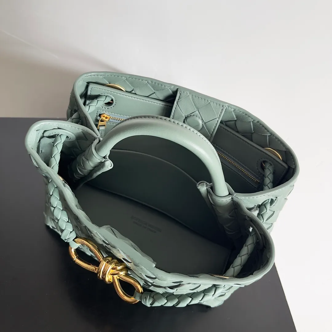 The 2023 new Andiamo batch of 1860 BV has been shipped‼ ️Really popular🔥The new Andiamo woven handbag launched by Bottega Veneta this season is really popular all over the world! ! Celebrities at home and abroad have worn it, and Oscar-winning actress Michelle Yeoh has taken it out on the street. Song Jia, Trai Yara, Yu Feihong, Sanji Ayaka, Rosie Hunting-Whiteley, Yoshioka Riho, etc. have all picked up this bag. It is classic and versatile, showing off its temperament, and the bag capacity is also large, which is very convenient for daily commuting! ! A variety of carrying methods, the shoulder straps can be adjusted by yourself, the original lambskin feels soft and delicate, and the neutral style is made to break gender boundaries and bring a more practical and longer-lasting use experience. Andiamo, which has both elegant and casual styles, perfectly interprets the true appearance of "fashionable old money style". Style number: 743568 Size: 25*22*10.5cm
